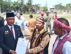 Sekda Ketapang Serahkan SK Pengakuan Masyarakat Hukum Adat Dayak Simpakng