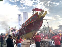 Replika Kapal Penghantar Arwah di Kubu Raya Dibakar