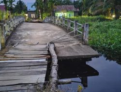 Jembatan Penghubung Warga Desa Rasau Jaya II Rusak Dihantam Arus Deras