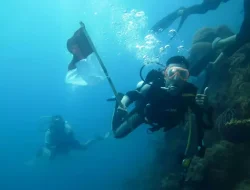 Puluhan Penyelam Kibarkan Bendera Dalam Laut Sambut HUT ke-79 RI