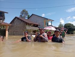 Anggota Polsek Menyuke Evakuasi Warga yang Sakit Ditengah Banjir ke Puskesmas Darit