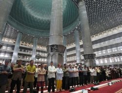 Ribuan Warga Salat Gaib Bagi Pemimpin Hamas Ismail Haniyeh