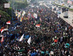 Komika, Artis, Mahasiswa Ramaikan Demo Tolak Revisi UU Pilkada di DPR/MPR