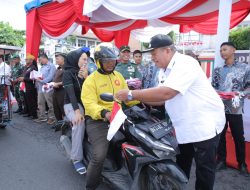 Pemkab Asahan Bagi bagi Bendera Merah Putih