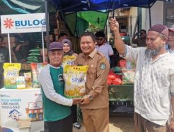 Pemkab Sekadau dan Bulog Sanggau Operasi Pasar Murah untuk Pengendalian Inflasi di Desa Seberang Kapuas