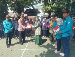 Sambut Hari Kemerdekaan RI ke-79, Polsek Mergangsan Bagi Bendera kepada Pelajar
