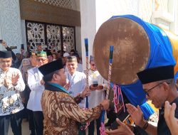 Bupati Sekadau  Aron Resmikan Masjid Agung Sultan Anum