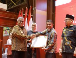 Pj Bupati Nagan Raya dan Kepala Bappeda Terima Penghargaan dari Gubernur Aceh