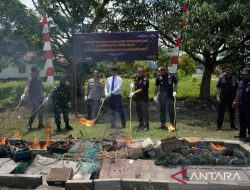 KKP Musnahkan 23 Alat Tangkap Ilegal di Kapuas Hulu