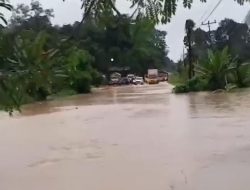 Jalan Nasional di Desa Penyeladi Sanggau Banjir, Kendaraan Tak Dapat Melintas