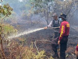Tiga Hektar Lahan di Sejegi Terbakar, Satgas OMP Polres Mempawah Tempuh Medan Sulit menuju Titik Api