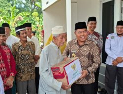 Bupati Sekadau Serahkan Bantuan Baznas kepada Mustahik di Rawak