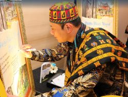 Tandatangani Lukisan untuk Sampul Buku “Cerita Tanah Ulayat Hari Ini”, Menteri AHY: Terus Perjuangkan Hak dan Kesejahteraan Masyarakat Adat
