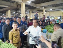 Jokowi ke Pasar Mawar Pontianak Tinjau Langsung Aktivitas Jual Beli Masyarakat