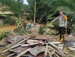 Kapolres Sanggau Tinjau Lokasi Banjir Tayan Hulu dan Salurkan Bantuan Sosial