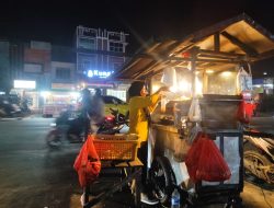 Semangat Tanpa Henti, Kisah Piana dan Gerobak Molen di Tengah Ramai Kota Pontianak
