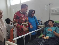 PLT Gubernur Sumbar Besuk Korban Tambang Emas Yang Longsor di Kabupaten Solok, Audy Joinaldy Serahkan Bantuan Logistik dan Santunan Tunai