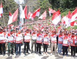 Jelang HUT RI  Ke- 79, Pemkab Asahan Kibarkan Bendera Merah Putih Di Air Terjun Ponot