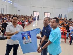 Andre Garu Dieluh Ratusan Orang Tua Mahasiswa Penerima Beasiswa di Bajawa