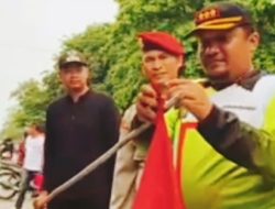 Camat kisaran Timur Asahan Bagi Bendera Merah Putih Ke Masyarakat Yang Melintas Di Kelurahan Selawan