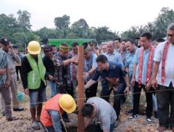 Bupati Sekadau Aron Letakkan Tiang Pertama Pembangunan Rumah Adat di Dusun Ensalang