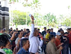 Puluhan Massa Geruduk Kantor Wali Kota Singkawang Tuntut Revisi Kenaikan NJOP PBB-P2