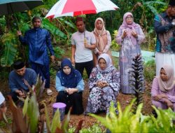 Calon Bupati Mempawah Erlina dan Juli Suryadi Burdadi Laksanakan Takziah ke Makam Mantan Wakil Bupati Muhamad Pagi