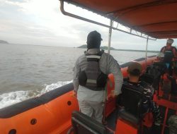 Angin Kencang Tenggelamkan Perahu Nelayan di Perairan Kalang Bau, Dua Orang Masih Hilang