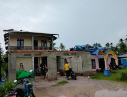 Hujan Deras dan Angin Puting Beliung Rusak Atap Rumah Warga di Teluk Batang