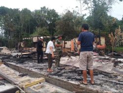 Babinsa Koramil 1210-02/Mph Hulu dan Warga Bersatu Bersihkan Puing Sekolah yang Terbakar di Landak