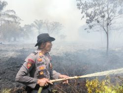 Polres Mempawah Berjibaku Padamkan Karhutla di Kecamatan Mempawah Timur