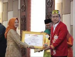 Pj. Bupati Landak Terima Penghargaan atas Capaian Pendidikan Inklusif di Kalimantan Barat