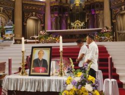 Krisantus Beri Penghormatan Terakhir Untuk Uskup Agung di Katedral
