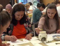 Peringati Hari Batik, Istri-istri Perwira Militer Amerika Belajar Membatik di Washington, D.C.