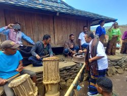 Simon Petrus Kamlasi Diundang Khusus untuk Mengikuti Upacara Adat Pire di Ende