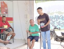 Bagi Stiker Paket SIAGA ke Warga, Mahasiswa Manggarai di Kupang Dorong Partisipasi Aktif dalam Pemilu 2024