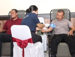 Seorang Wartawan Ikut Donor Darah Yang dilaksanakan Polres Sanggau Polda Kalbar