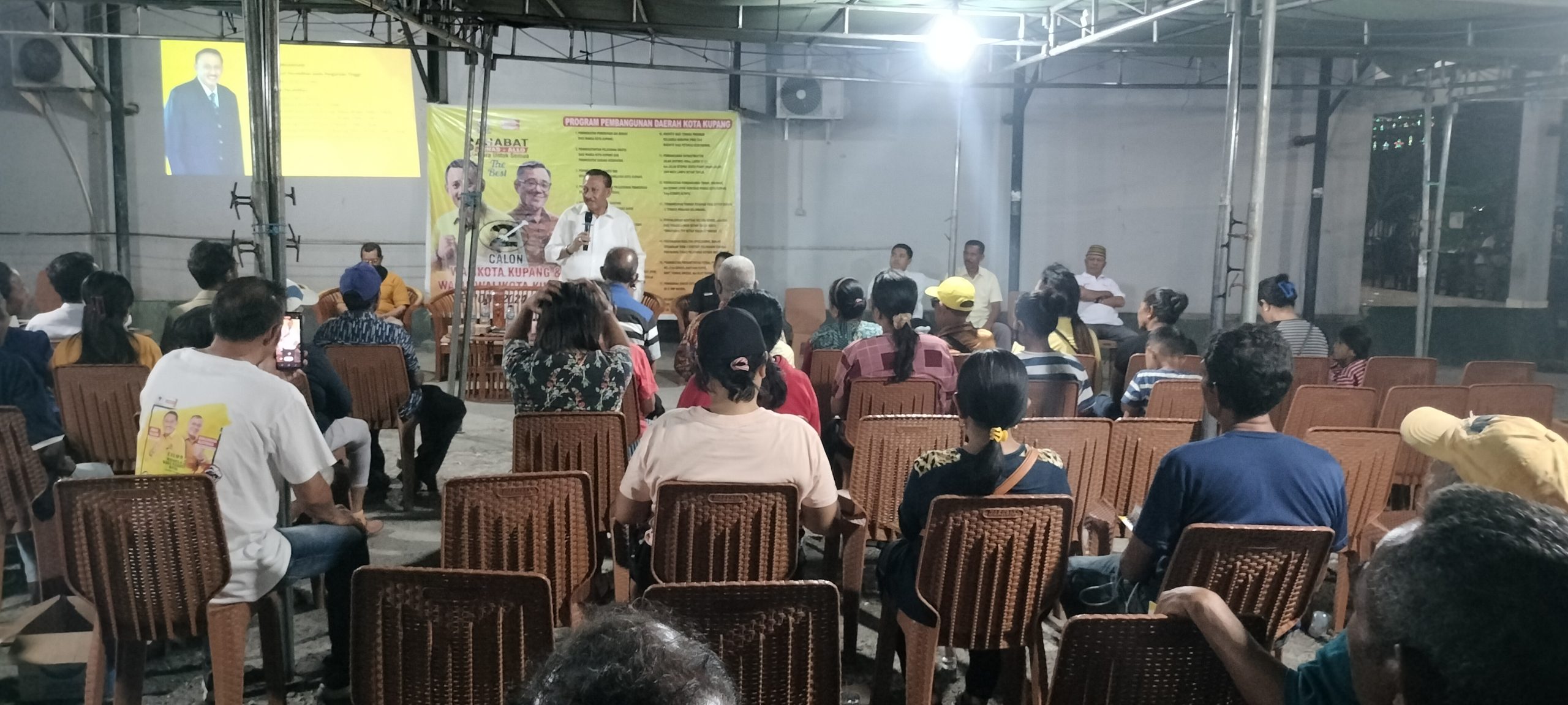 Jonas Salean menyampaikan visi misi dan program di hadapan masyarakat saat kampanye terbatas di Kelurahan Kelapa Lima, Jumat (1/10). (Foto: Mbuhang Nggiku/Suaraindo.id)