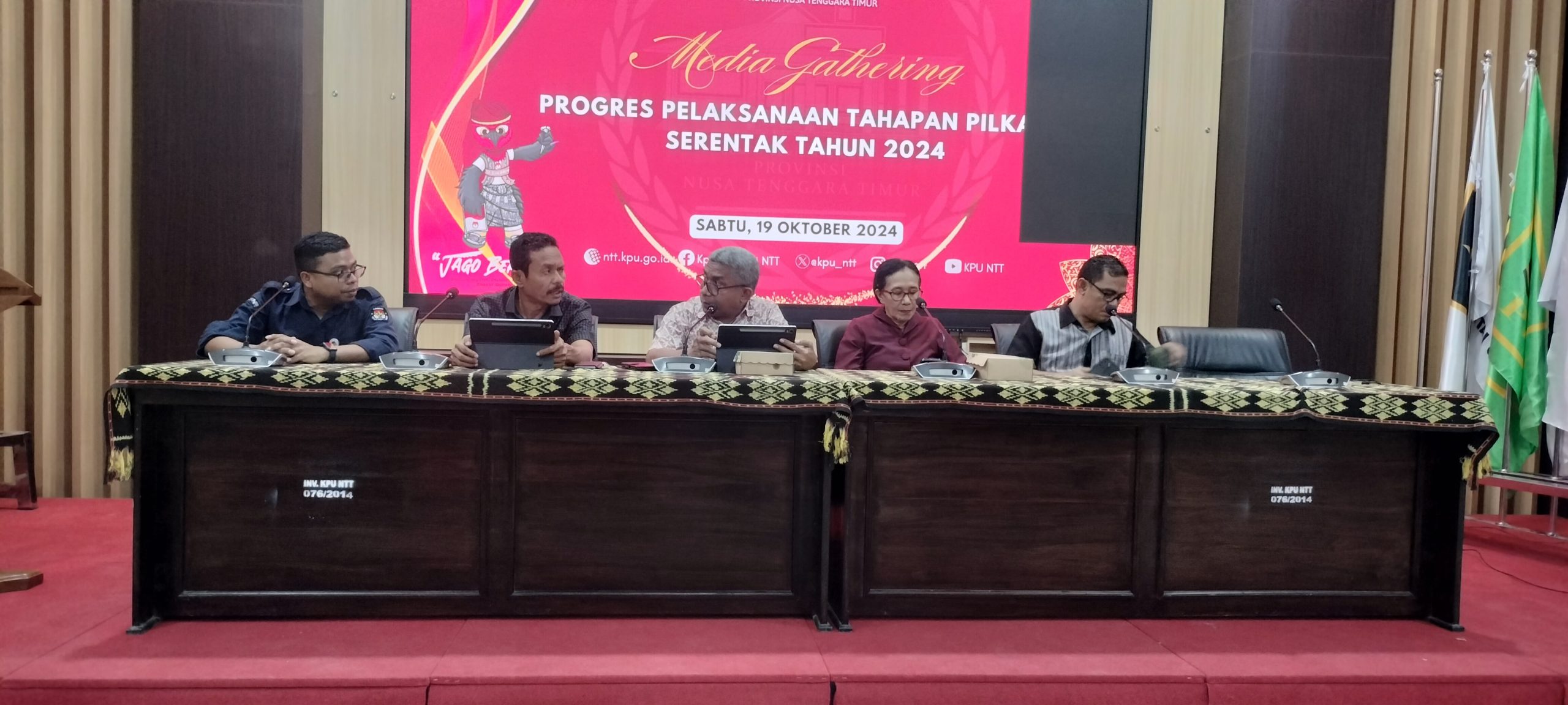 Komisioner KPU NTT Jemris Fointuna, bersama Kesbangpol NTT, Dinas Dukcapil NTT menyampaikan persiapan logistik Pilkada NTT.
