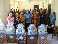 Peringati Hari Pahlawan 2024, PJ Ketua TP PKK Kalbar Serahkan Tali Asih kepada Veteran