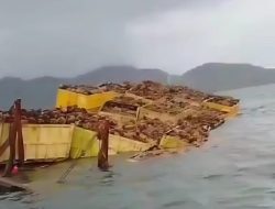 Tongkang Bermuatan 100 Ton Kelapa Sawit Tenggelam di Perairan Bagan Belanda, Kendawangan