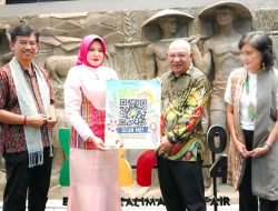 Pj Ketua Dekranasda Kalbar Windy Prihastari Terima Penghargaan Sebagai Pelopor Pelestarian Wastra Kalimantan