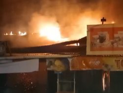 Dua Kios di Sungai Kakap Terbakar Hebat, Diduga Akibat Konsleting Listrik