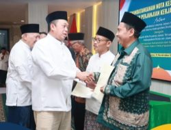 Menteri ATR/BPN Nusron Wahid Serahkan 12 Sertipikat Tanah Wakaf di Jawa Timur