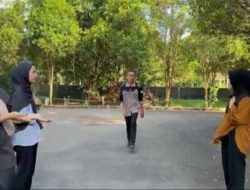 Mahasiswa PGMI IAIS Sambas Lestarikan Permainan Tradisional Melalui Praktek Lapangan