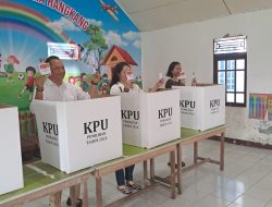 Calon Bupati Bengkayang, Sebastianus Darwis, Gunakan Hak Pilih di TPS 005 Sekayok