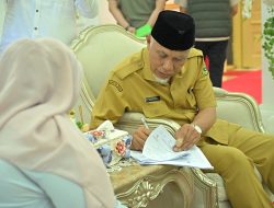 Gubernur Sumbar Mahyeldi Mencoblos di TPS 005 Kelurahan Jati Baru