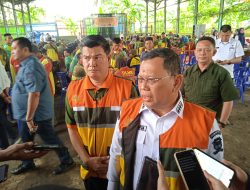 PJ Wali Kota Palembang Serahkan Kelengkapan Kerja kepada Petugas Kebersihan DLHK