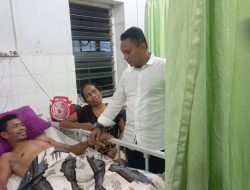 Simon Petrus Kamlasi Jenguk Korban Erupsi Gunung Lewotobi di RSUD WZ Johannes