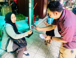 Tolak Money Politik, Panwaslucam Wirobrajan Bagikan Sticker Edukasi